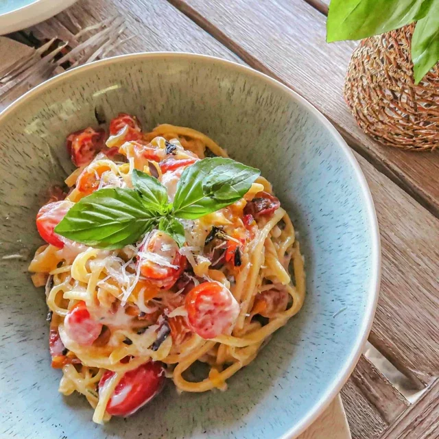 Deliziose Pasta al Pomodoro Fresco e Basilico, Ricetta Autentica Italiana