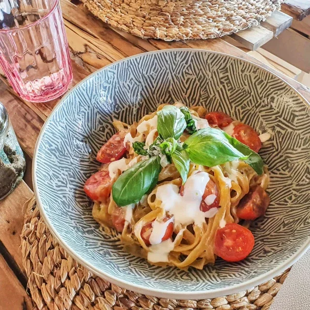 Deliziose Pasta al Pomodoro Fresco e Basilico, Ricetta Autentica Italiana