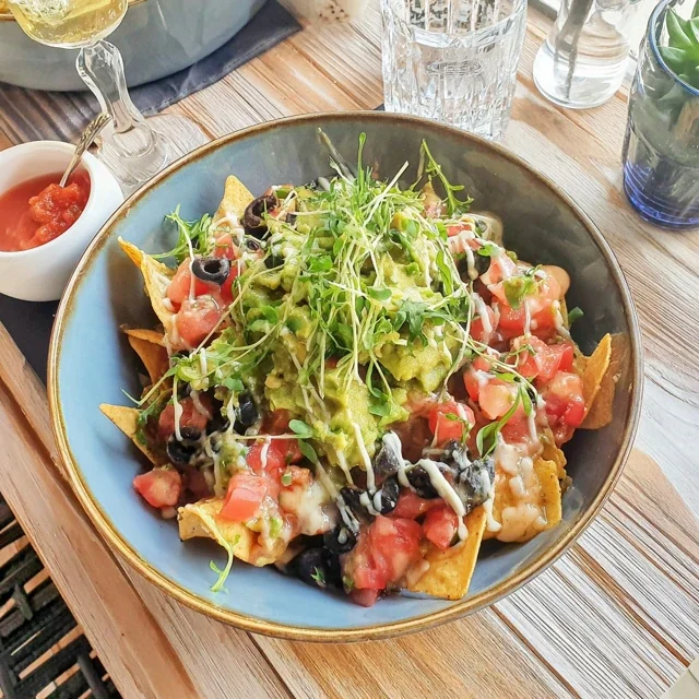 Deliziosi Nachos con Guacamole Cremoso e Salsa Fresca