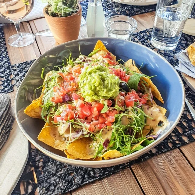 Deliziosi Nachos con Guacamole Cremoso e Salsa Fresca