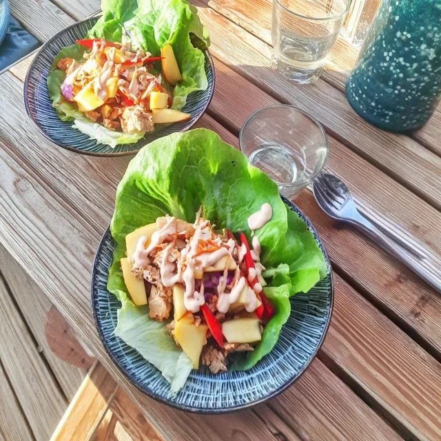 Deliziosi Wraps di Lattuga con Tofu Piccante e Mango