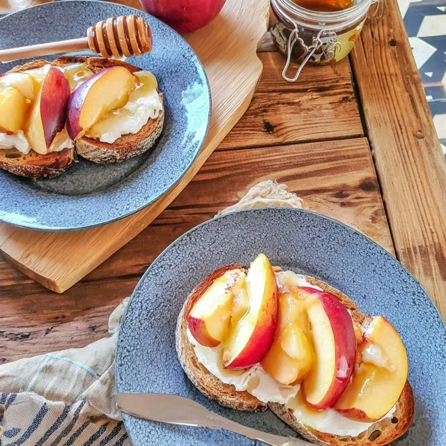 Fette di Ricotta con pesche e miele