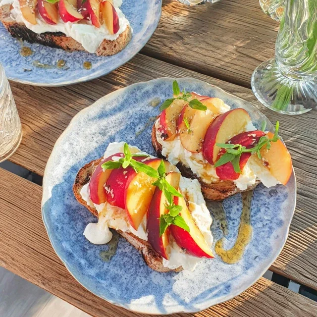 Fette di Ricotta con pesche e miele