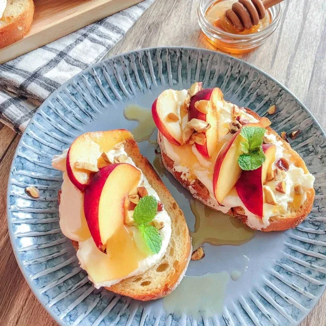 Fette di Ricotta con pesche e miele