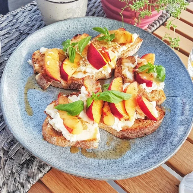 Fette di Ricotta con pesche e miele