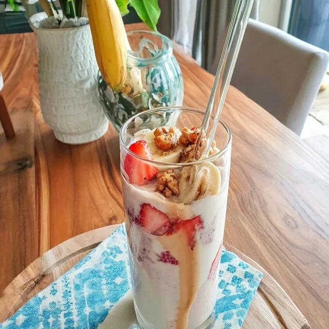 Frullato Delizioso con Fragole, Banane e Latte d'Avena