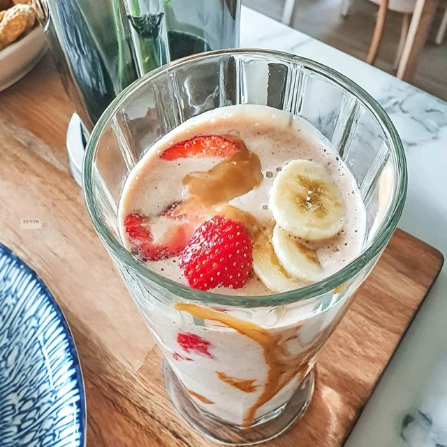 Frullato Delizioso con Fragole, Banane e Latte d'Avena