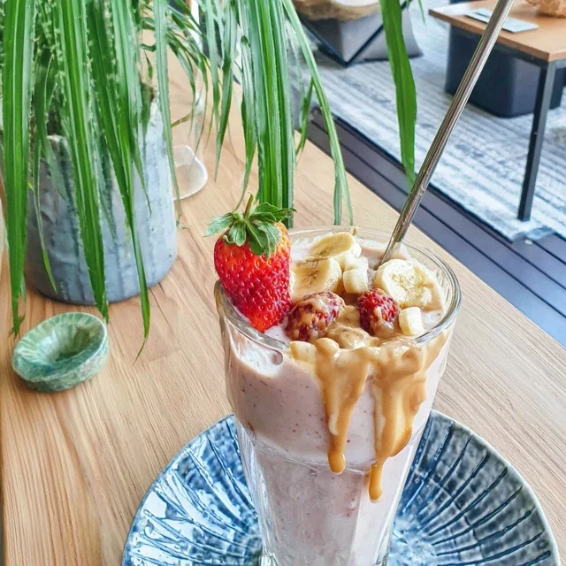 Frullato Delizioso con Fragole, Banane e Latte d'Avena