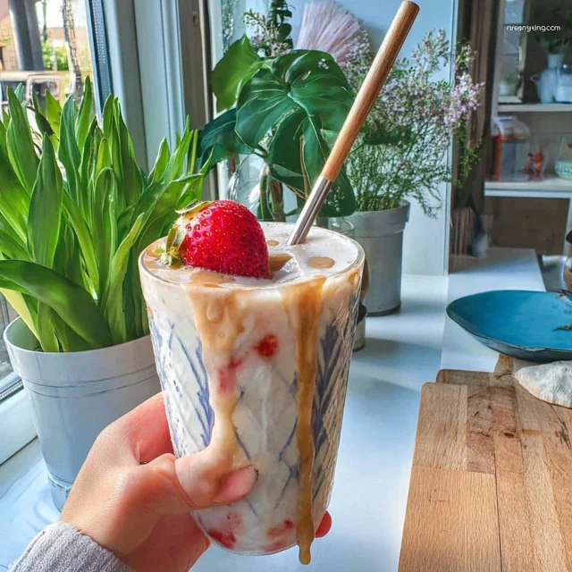 Frullato Delizioso con Fragole, Banane e Latte d'Avena