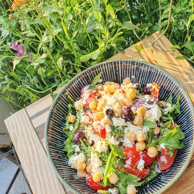 Insalata Deliziosa di Ceci Arrosto con Pomodori e Feta