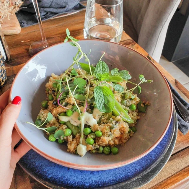 Insalata di Quinoa con Piselli e Menta - Freschezza e Salute nel Tuo Piatto
