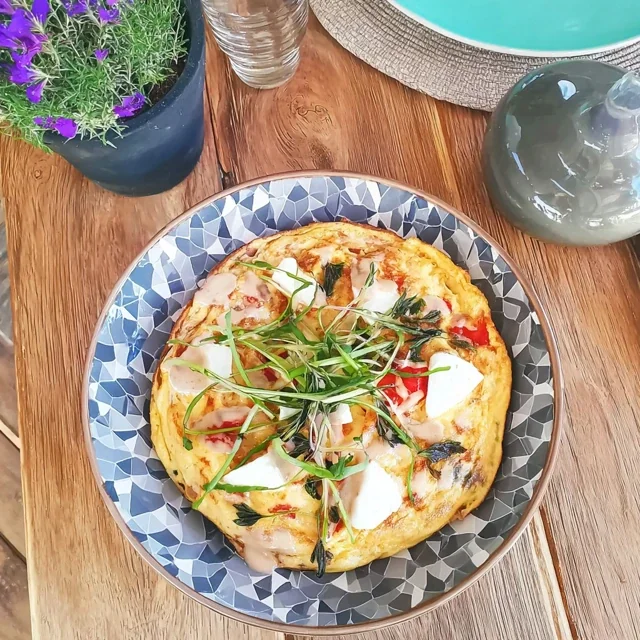 Omelette Golosa alle Erbe Fresche e Formaggio di Capra