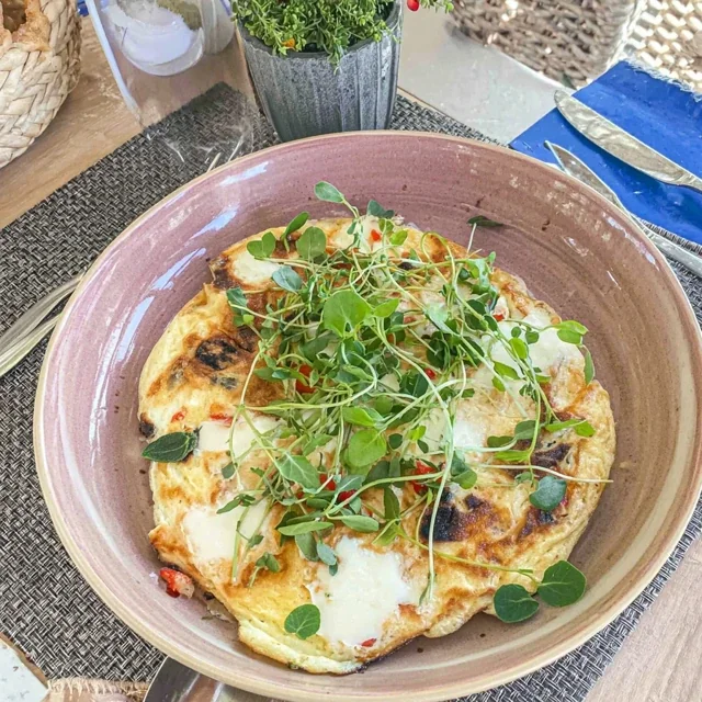 Omelette Golosa alle Erbe Fresche e Formaggio di Capra
