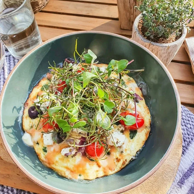 Omelette Golosa alle Erbe Fresche e Formaggio di Capra