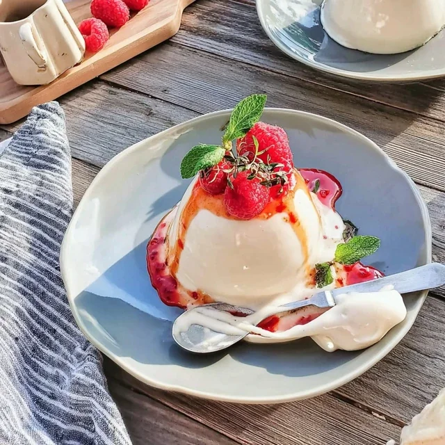Panna Cotta alla Vaniglia con Coulis di Lampone, Un Dessert Leggero e Gustoso