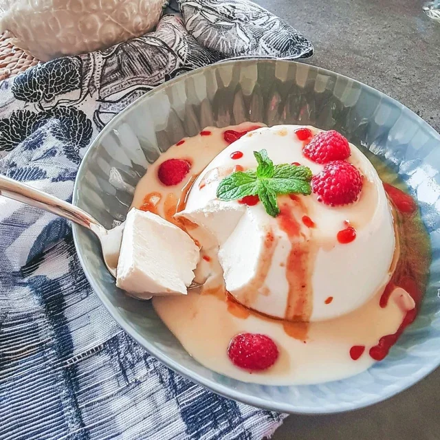 Panna Cotta alla Vaniglia con Coulis di Lampone, Un Dessert Leggero e Gustoso