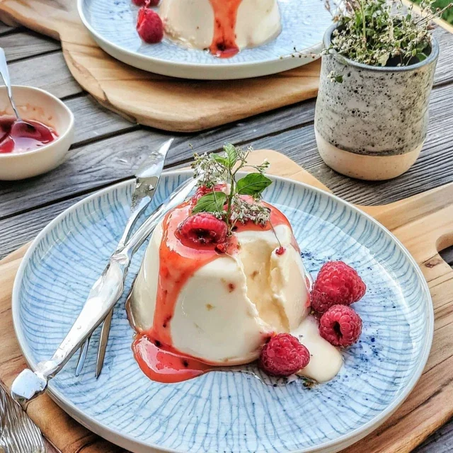Panna Cotta alla Vaniglia con Coulis di Lampone, Un Dessert Leggero e Gustoso