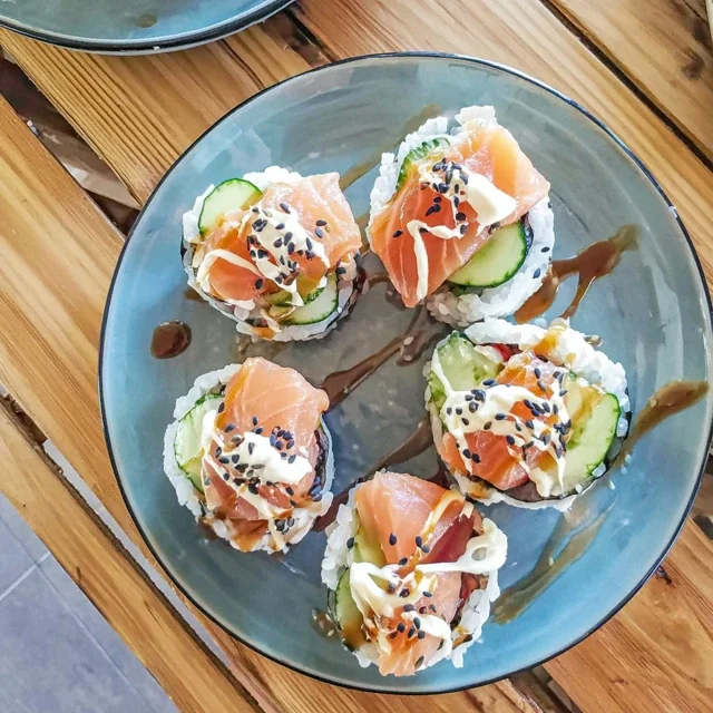 Ricetta di Maki al Salmone, Cetriolo e Sesamo, Una Delizia Giapponese da Realizzare a Casa