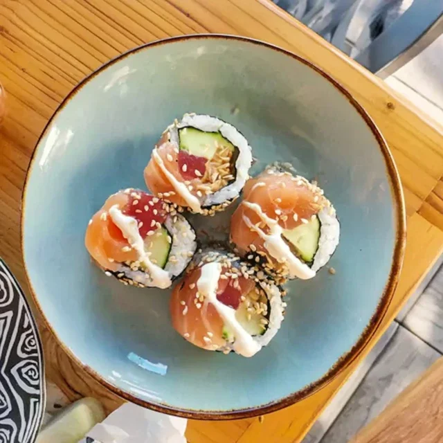 Ricetta di Maki al Salmone, Cetriolo e Sesamo, Una Delizia Giapponese da Realizzare a Casa