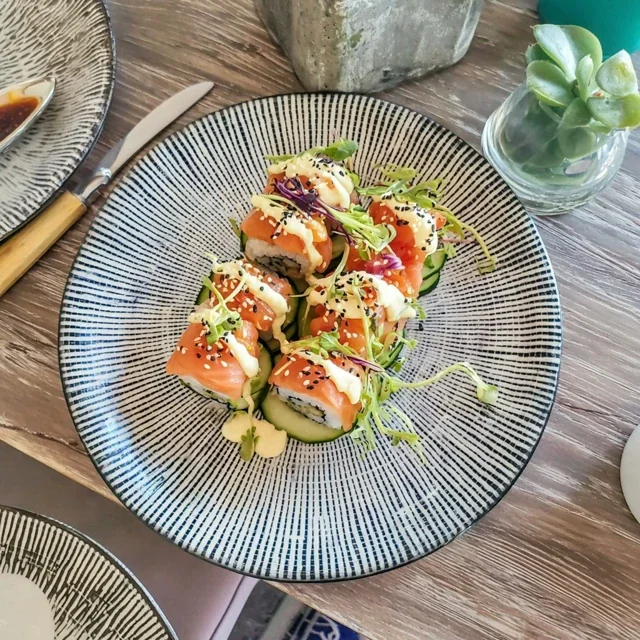 Ricetta di Maki al Salmone, Cetriolo e Sesamo, Una Delizia Giapponese da Realizzare a Casa