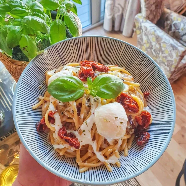 Ricetta di Pasta Fredda con Pomodori Secchi e Mozzarella