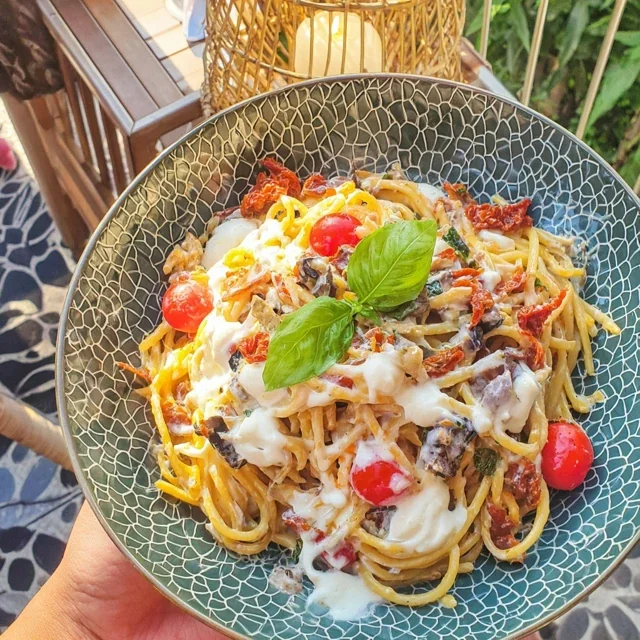 Ricetta di Pasta Fredda con Pomodori Secchi e Mozzarella