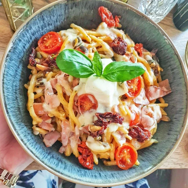 Ricetta di Pasta Fredda con Pomodori Secchi e Mozzarella
