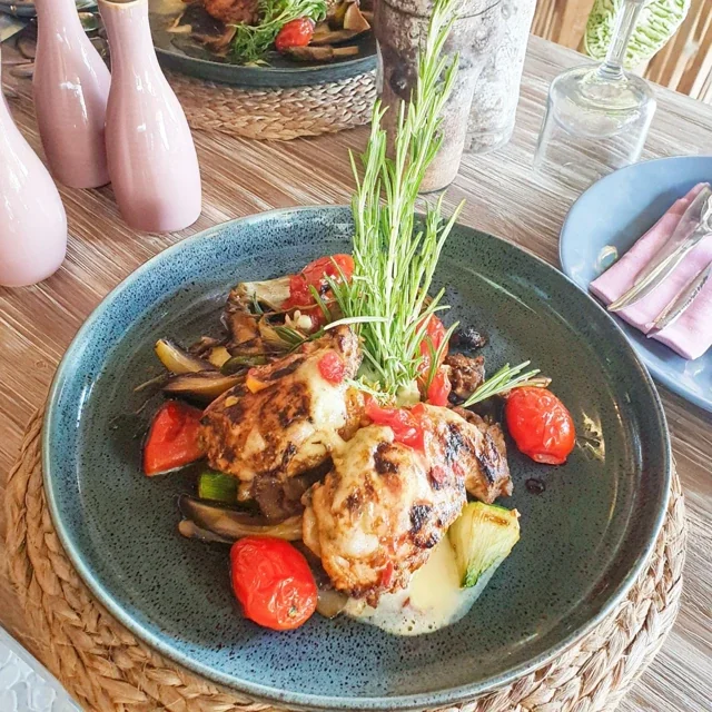 Ricetta di Pollo Grigliato alle Erbe e Verdure di Stagione, Delizioso e Sano