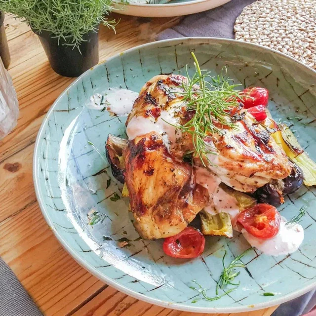 Ricetta di Pollo Grigliato alle Erbe e Verdure di Stagione, Delizioso e Sano