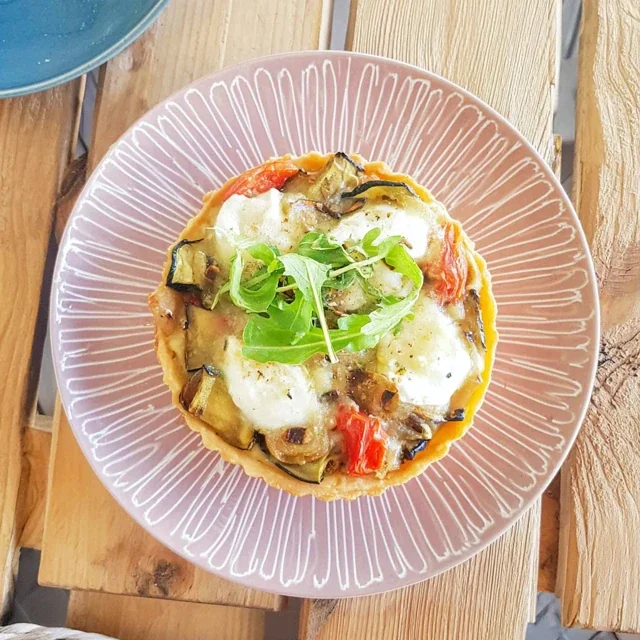 Ricetta di Tarte alle Verdure Grigliate e Formaggio di Capra, Saporita e Colorata