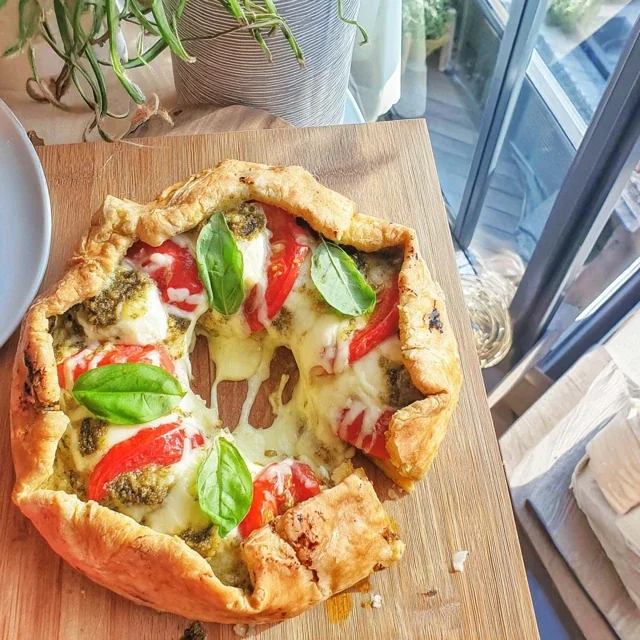 Ricetta di Tarte Soleil al Pesto e Mozzarella, Un Antipasto Strepitoso