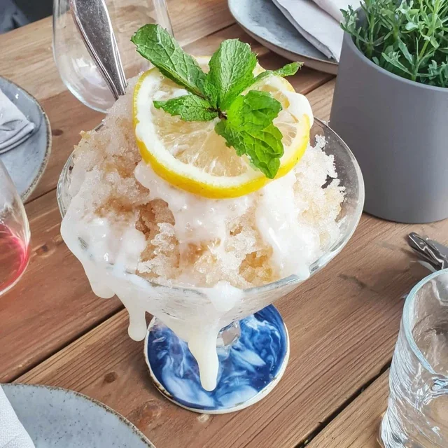Ricetta Facile di Granita al Limone e Menta Fresca per un'Estate Rinfrescante