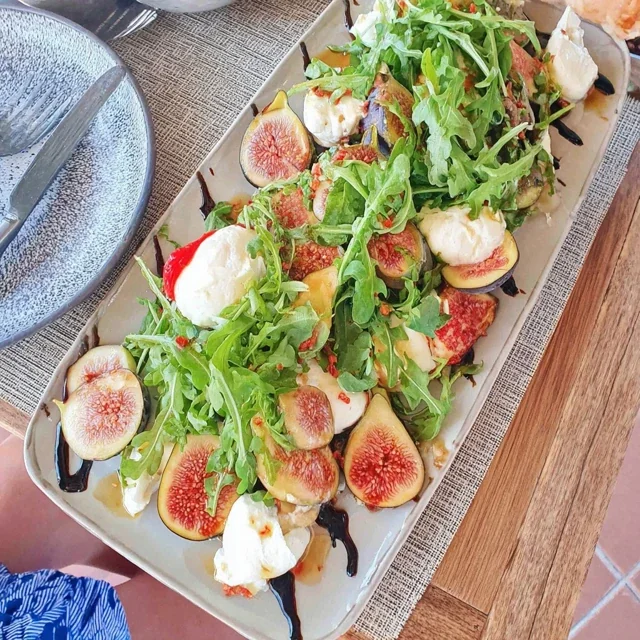 Ricetta Golosa di Plateau Apéro con Fichi, Burrata e Rucola