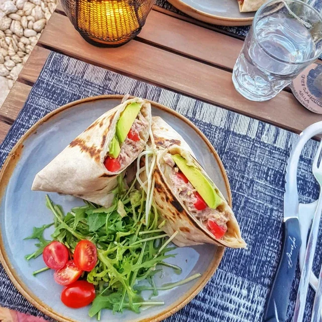Ricetta Gustosa di Piadina al Tonno, Avocado e Pomodori