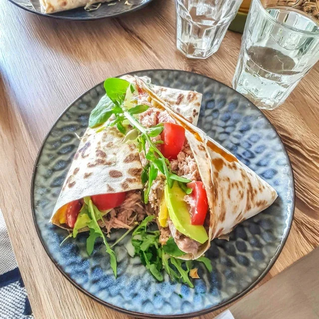 Ricetta Gustosa di Piadina al Tonno, Avocado e Pomodori