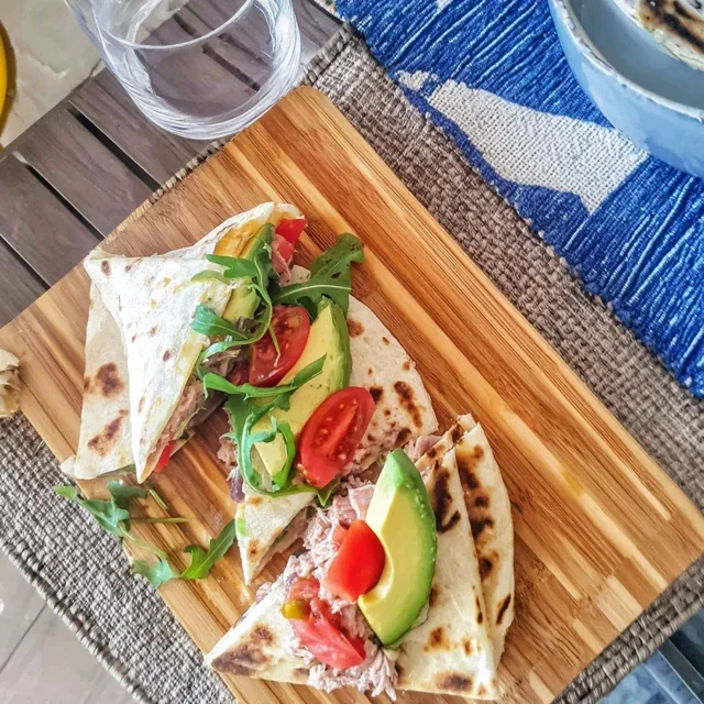 Ricetta Gustosa di Piadina al Tonno, Avocado e Pomodori