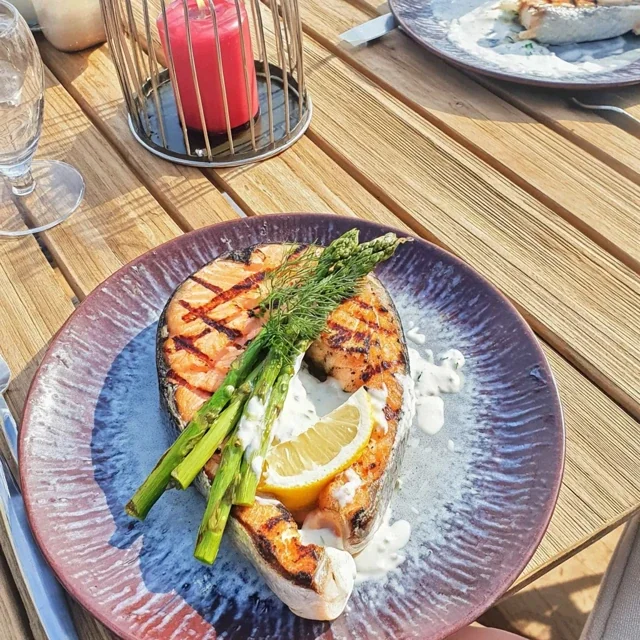 Salmone alla griglia con steak, asparagi e salsa yogurt-aneto, una ricetta facile e deliziosa