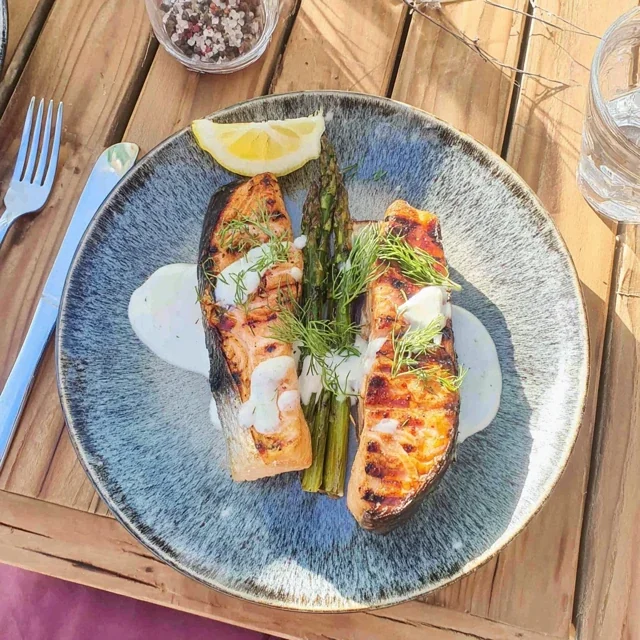 Salmone alla griglia con steak, asparagi e salsa yogurt-aneto, una ricetta facile e deliziosa