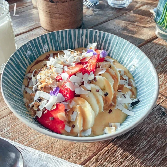 Smoothie Bowl Tropicale, Mango, Banana e Semi di Chia per una Colazione Energizzante