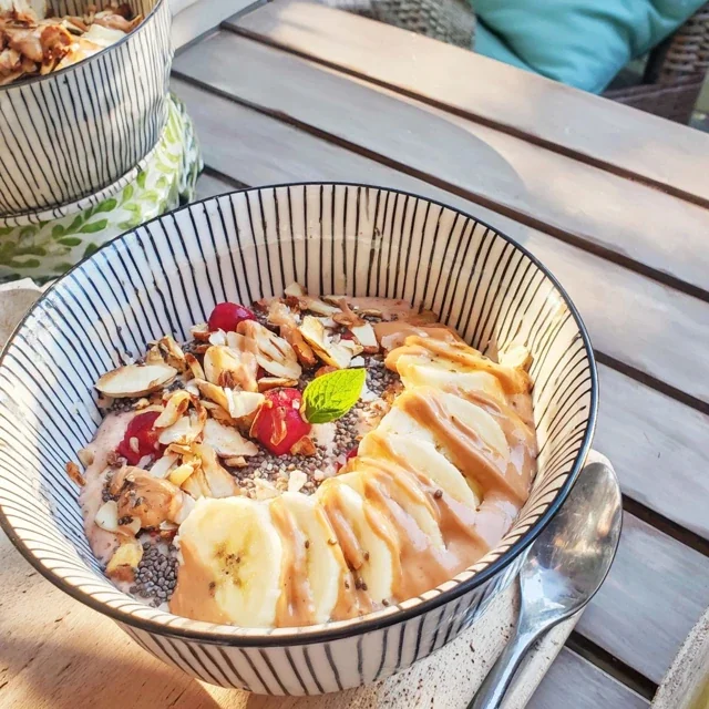 Smoothie Bowl Tropicale, Mango, Banana e Semi di Chia per una Colazione Energizzante