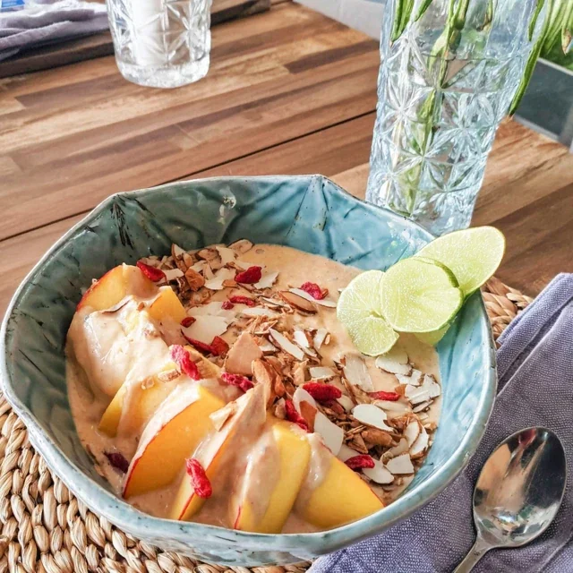 Smoothie Bowl Tropicale, Mango, Banana e Semi di Chia per una Colazione Energizzante