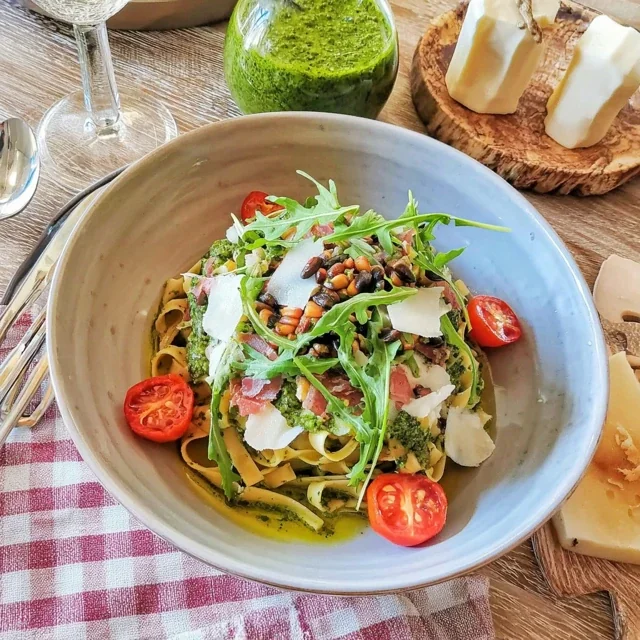 Tagliatelle Fresche al Pesto di Rucola