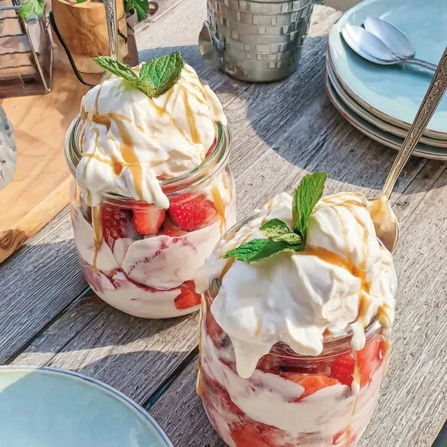 Verrine di Fragole Delicate con Panna Montata al Limone