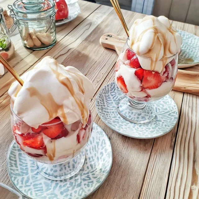 Verrine di Fragole Delicate con Panna Montata al Limone