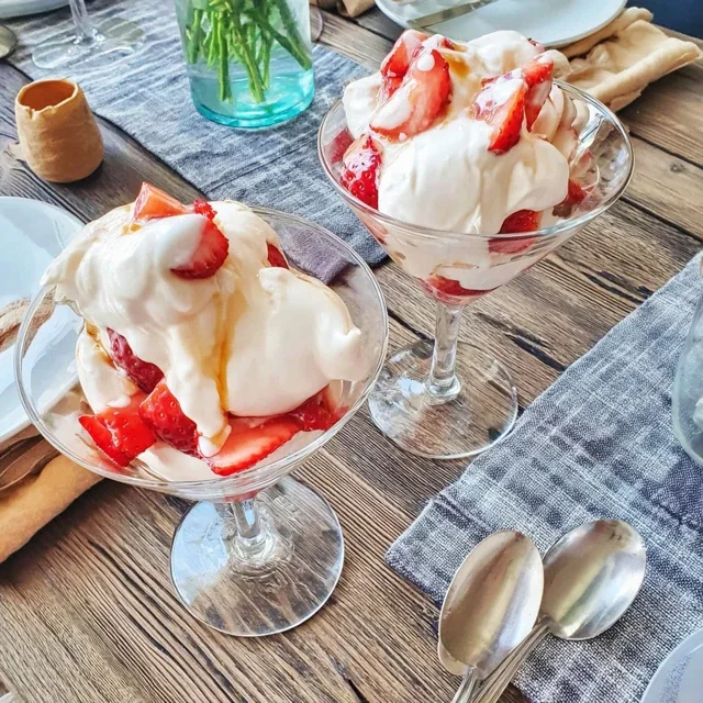 Verrine di Fragole Delicate con Panna Montata al Limone