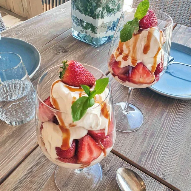 Verrine di Fragole Delicate con Panna Montata al Limone